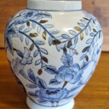 Small Chinese vase Blue and gold floral pattern