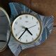 Horloge vintage pendule murale silencieuse asymétrique "Lutetia vert doré"