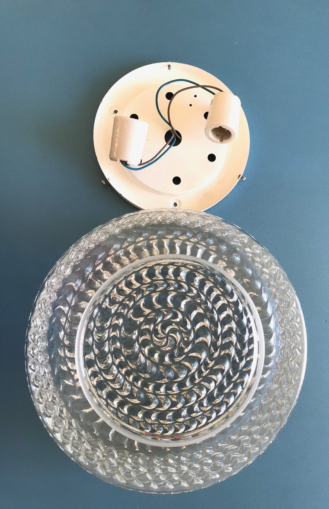 Round ceiling light in molded glass