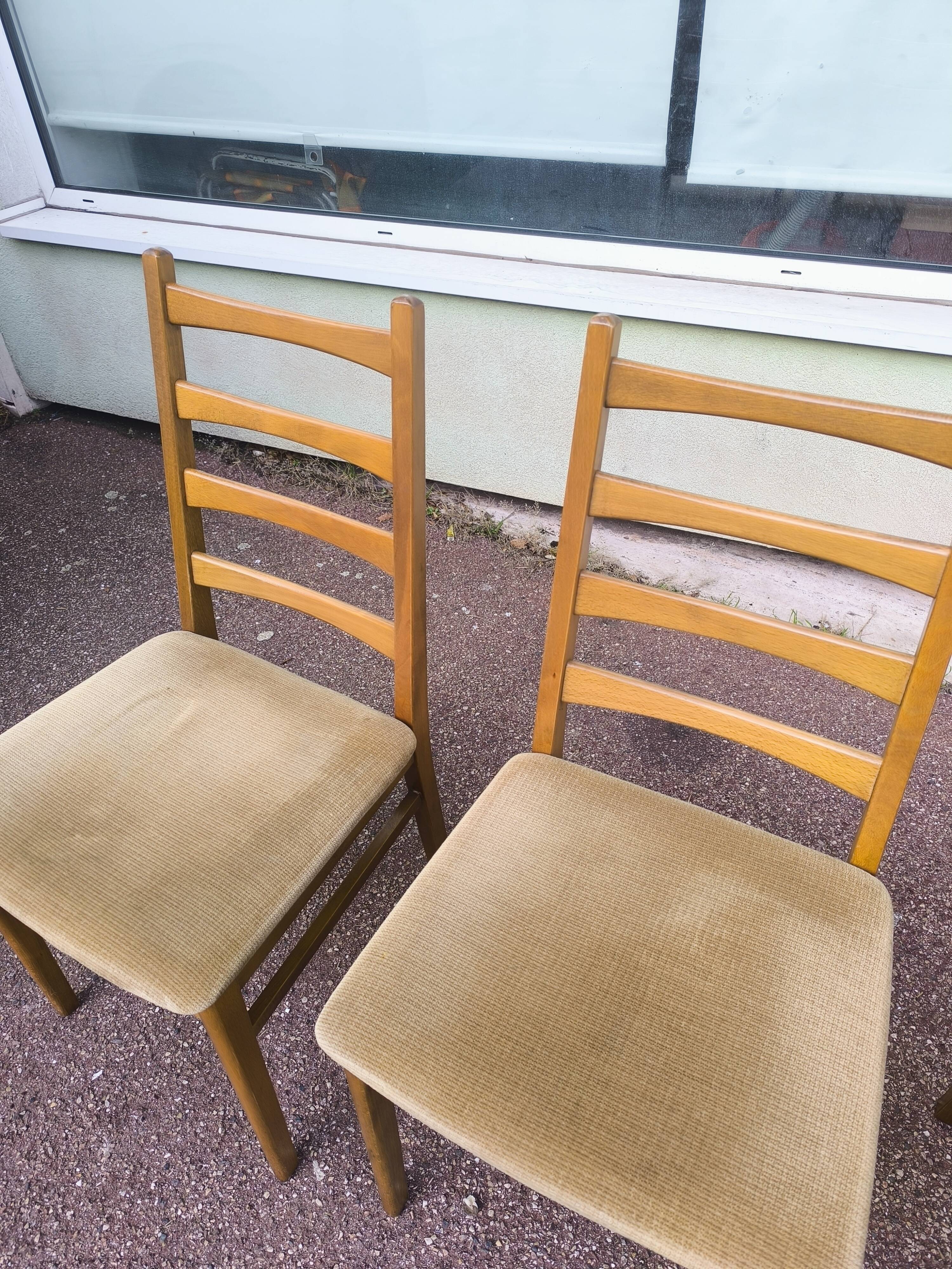 Set of 4 Scandinavian chairs in wood and fabric.