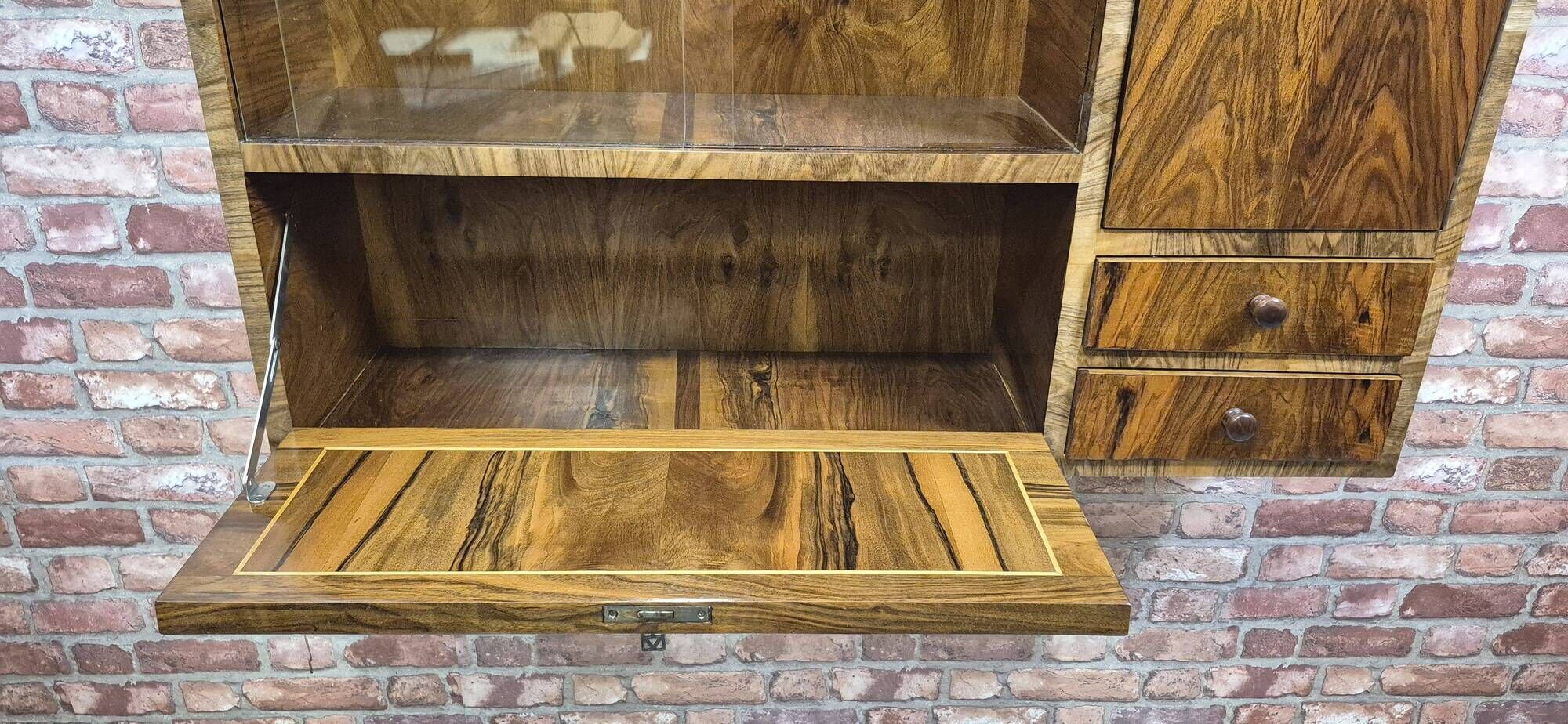 Vitrine Art Déco en noyer rénovée avec bar, rétro, vintage, années 40
