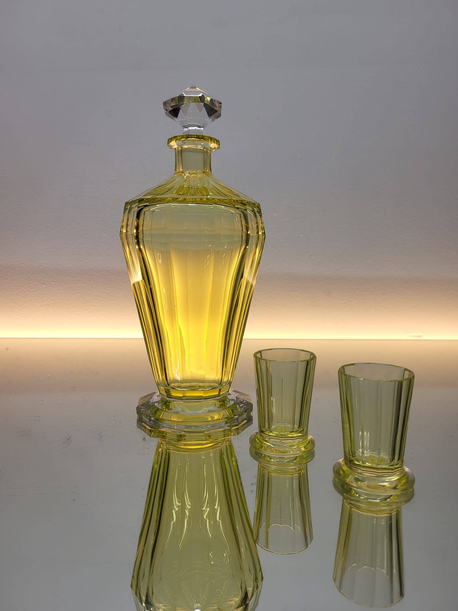 Val Saint Lambert “Montmartre” shaker / karaf met 2 glazen in uraniumglas c