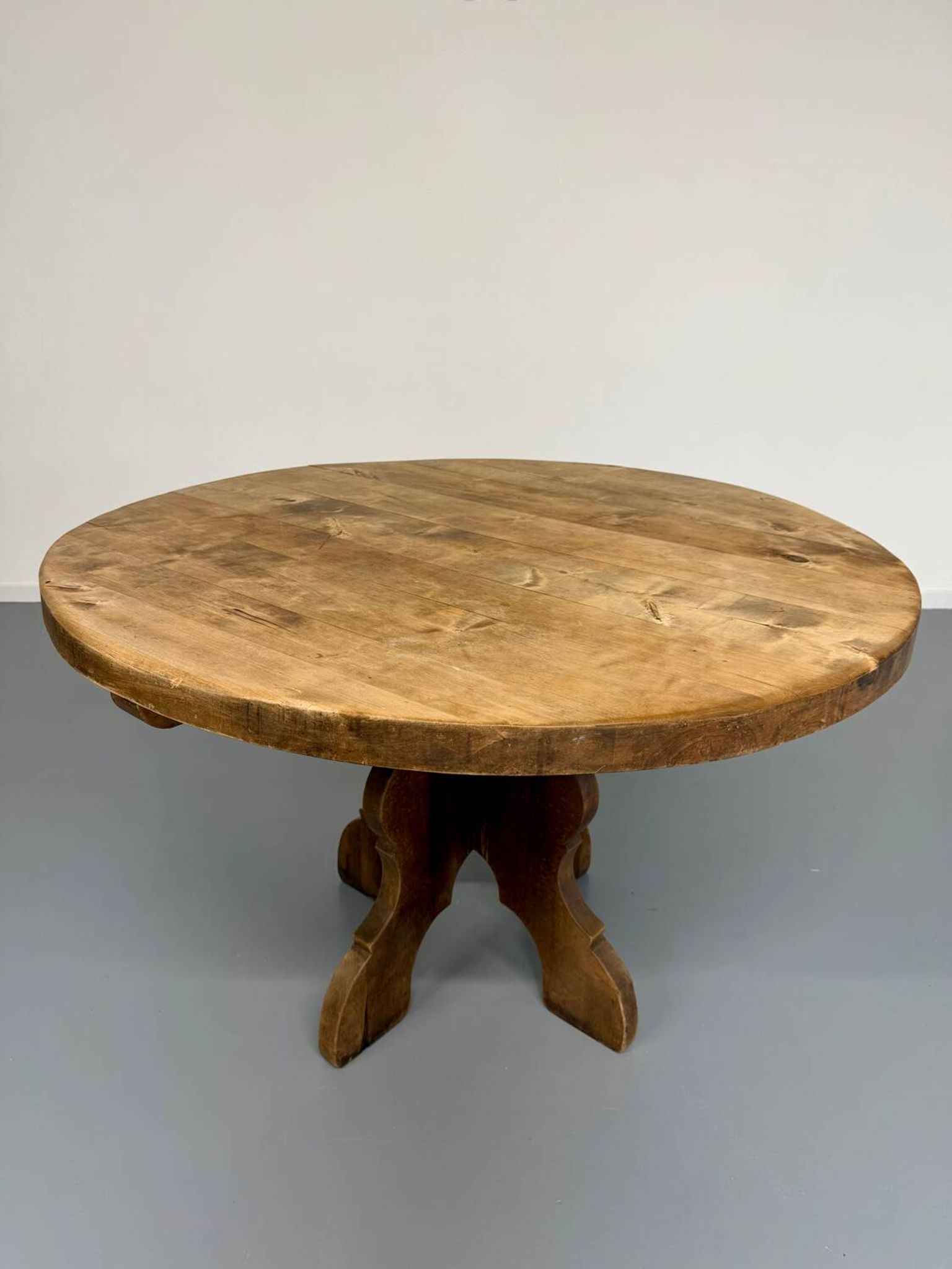 Table ronde en bois massif plateau épais style brutaliste vintage an60