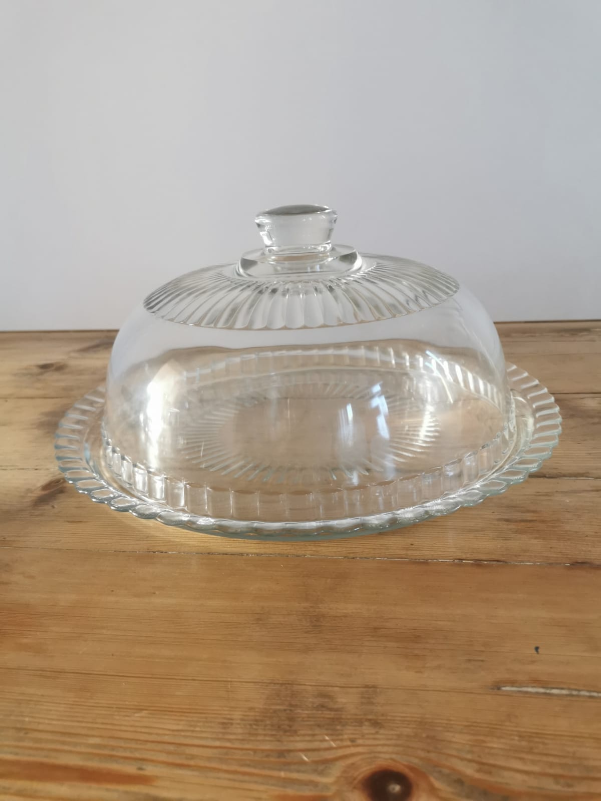 Glass arcopal cake dish with bell