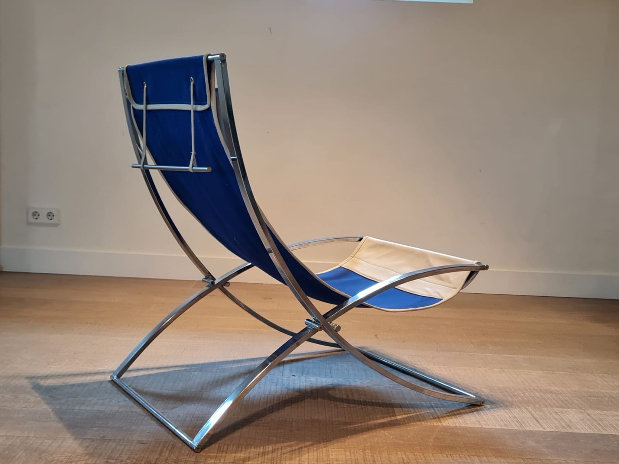Marcello Cuneo ‘Louisa’ lounge chair in blue canvas and white leather, Italy 1970s