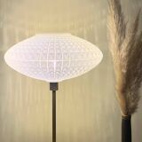 Lampe à poser avec un globe vintage soucoupe en verre et un pied doré