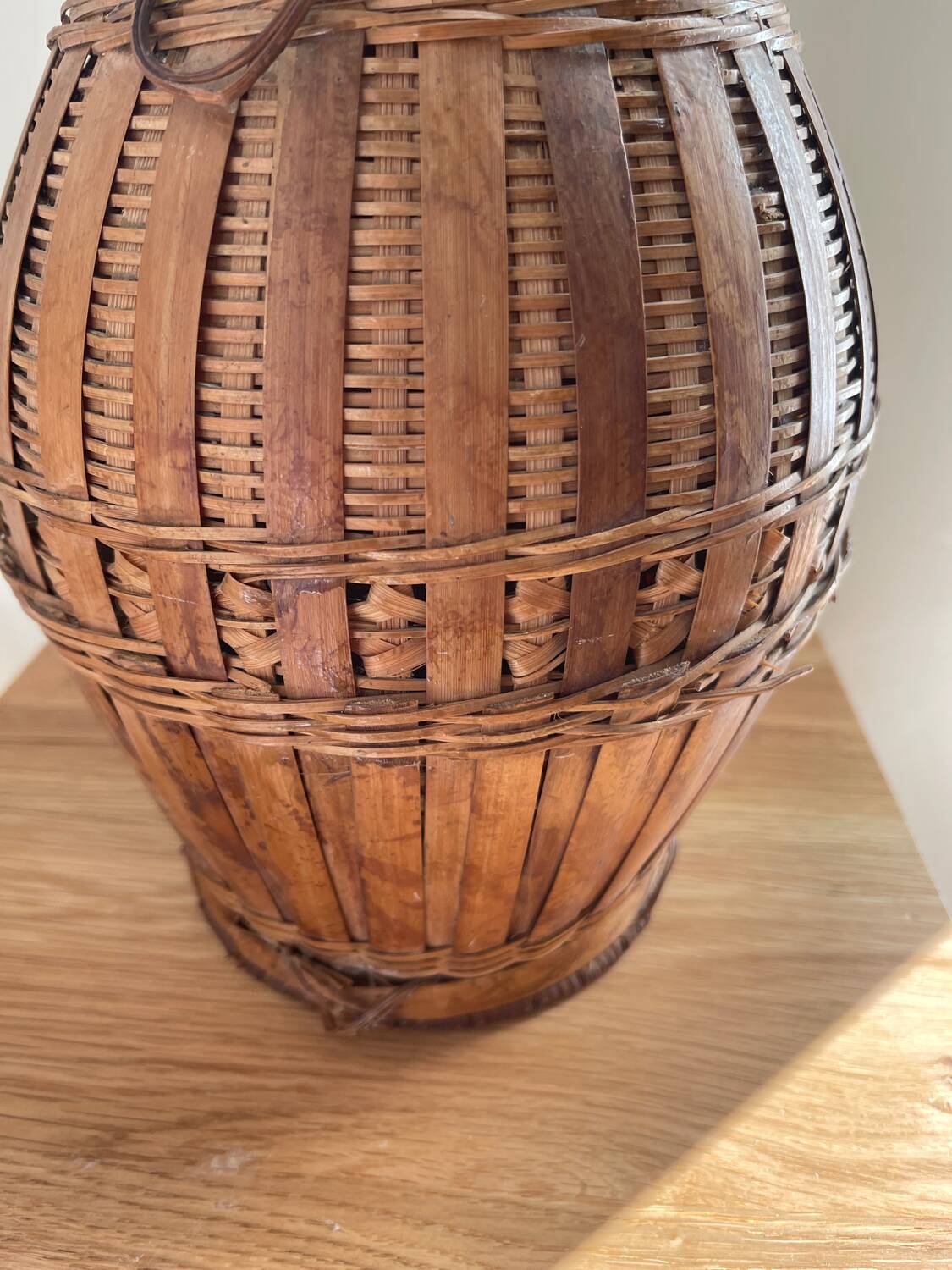 Vase en rotin vintage