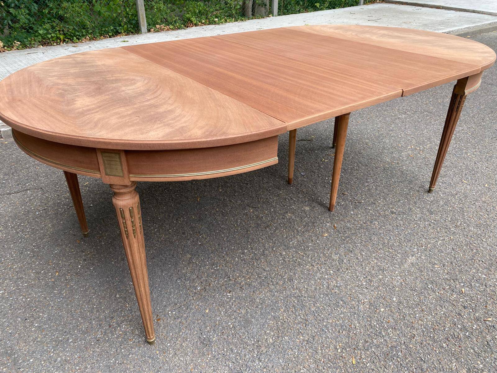 Table à manger ronde extensible Louis XVI décapée en acajou massif et laito