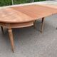 Table à manger ronde extensible Louis XVI décapée en acajou massif et laito