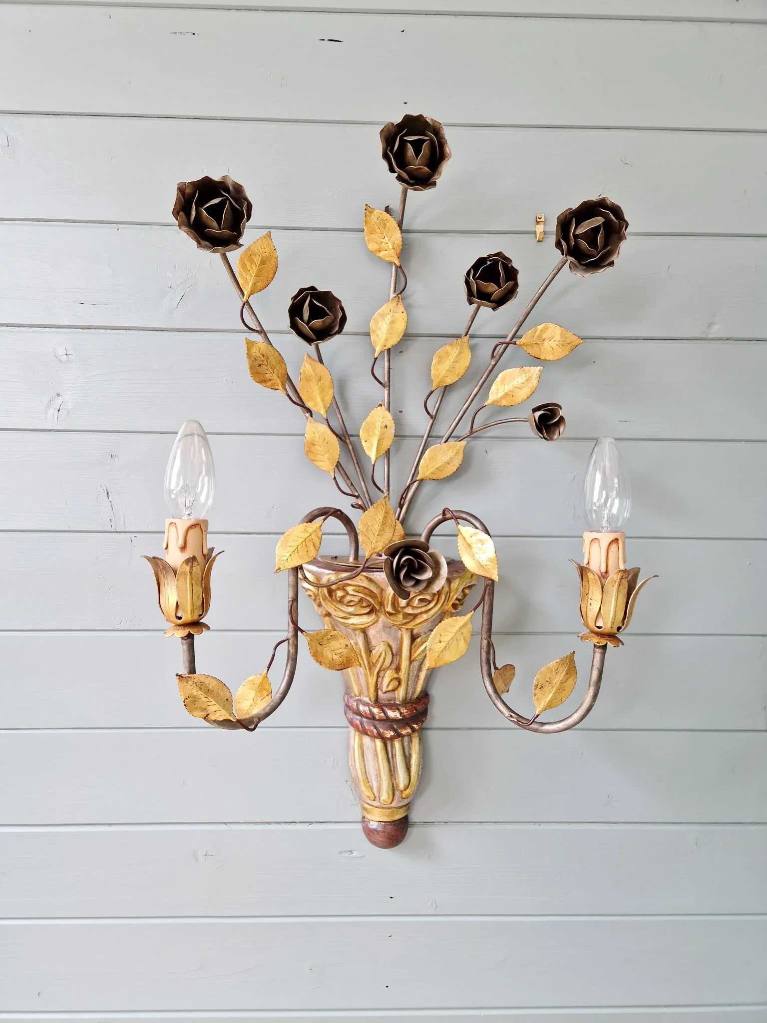 Large Florentine wall sconce, Hollywood Regency, 1960-70.