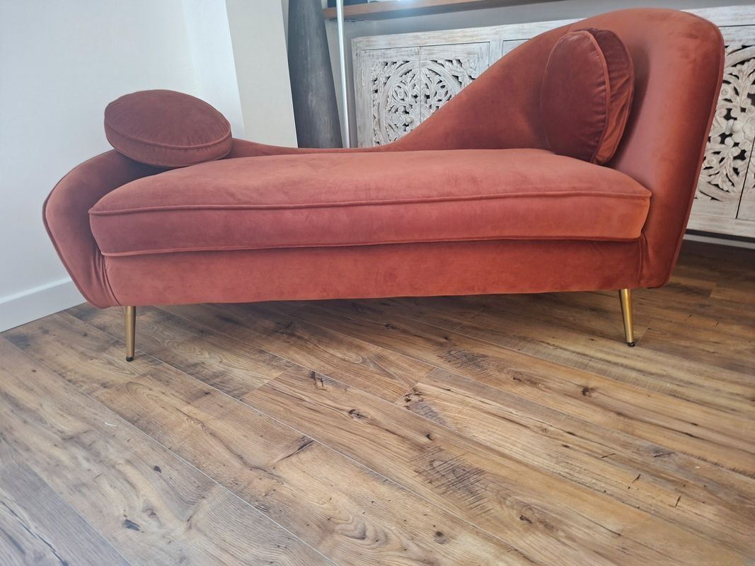 Magnificent chaise longue for a lounge or waiting room.