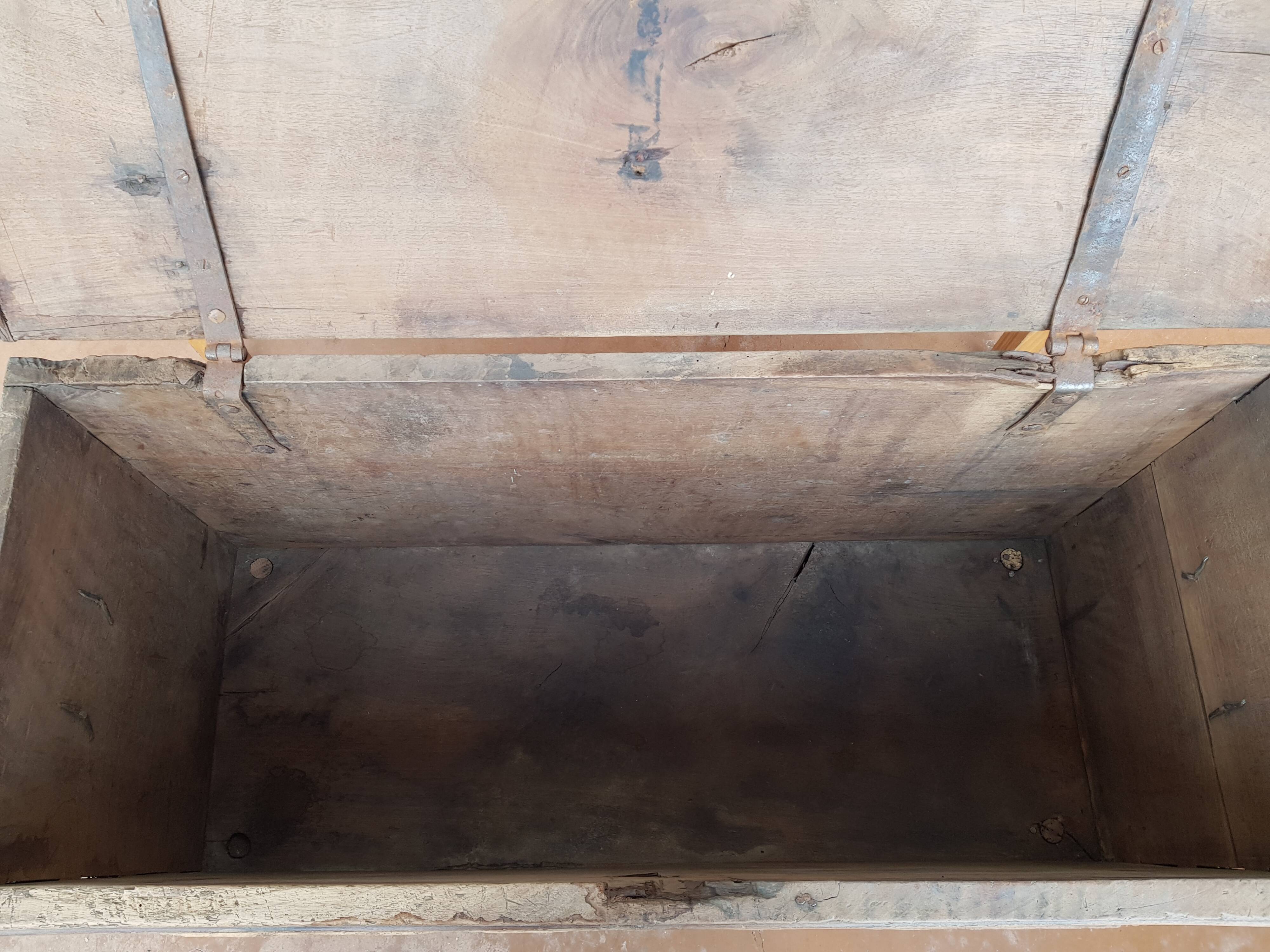 Walnut chest late 18th Century