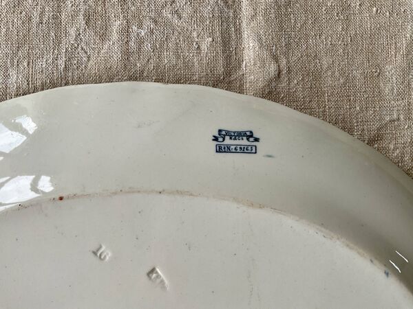 Grand plat ovale terre de fer faïencerie Keeling modèle « Victoria »