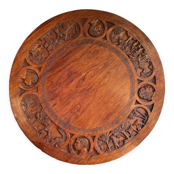 Table basse circulaire tripode en bois sculpté