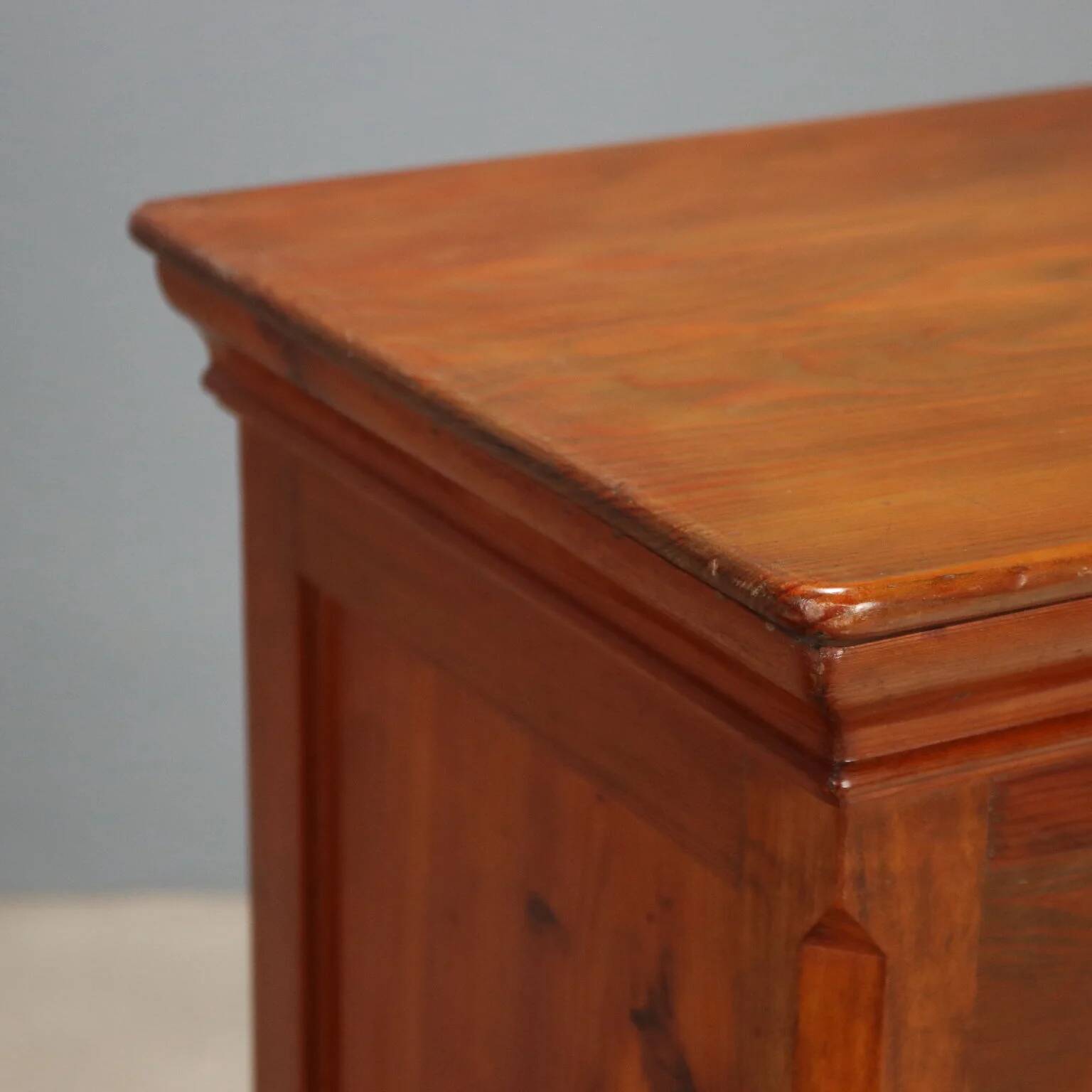 Table de chevet en mélèze - Italie fin XIXe siècle