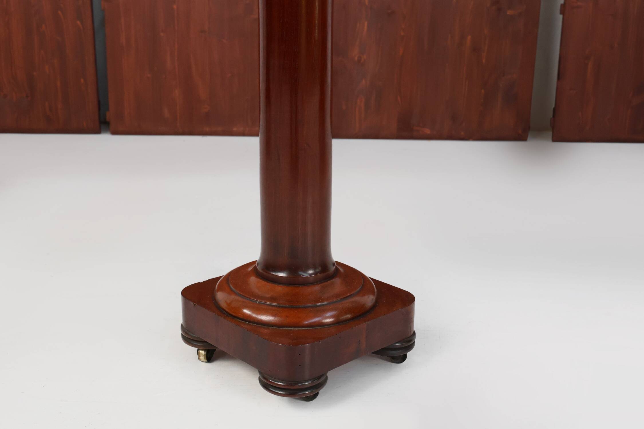 Extendable Antique English Dining Table in Victorian style, ca. 1830