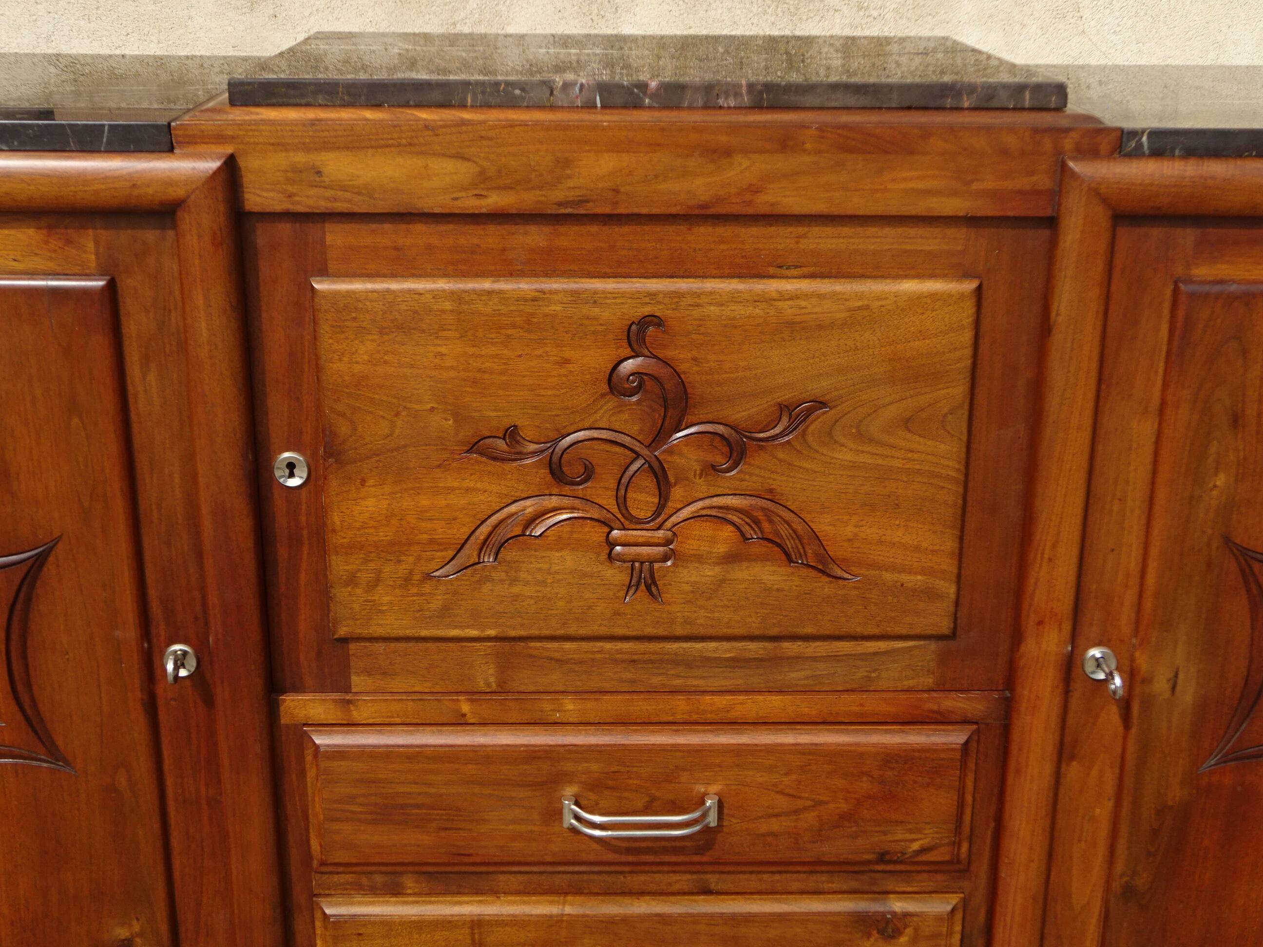 Large buffet en noyer massif, dessus en marbre noir
