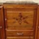 Large buffet en noyer massif, dessus en marbre noir