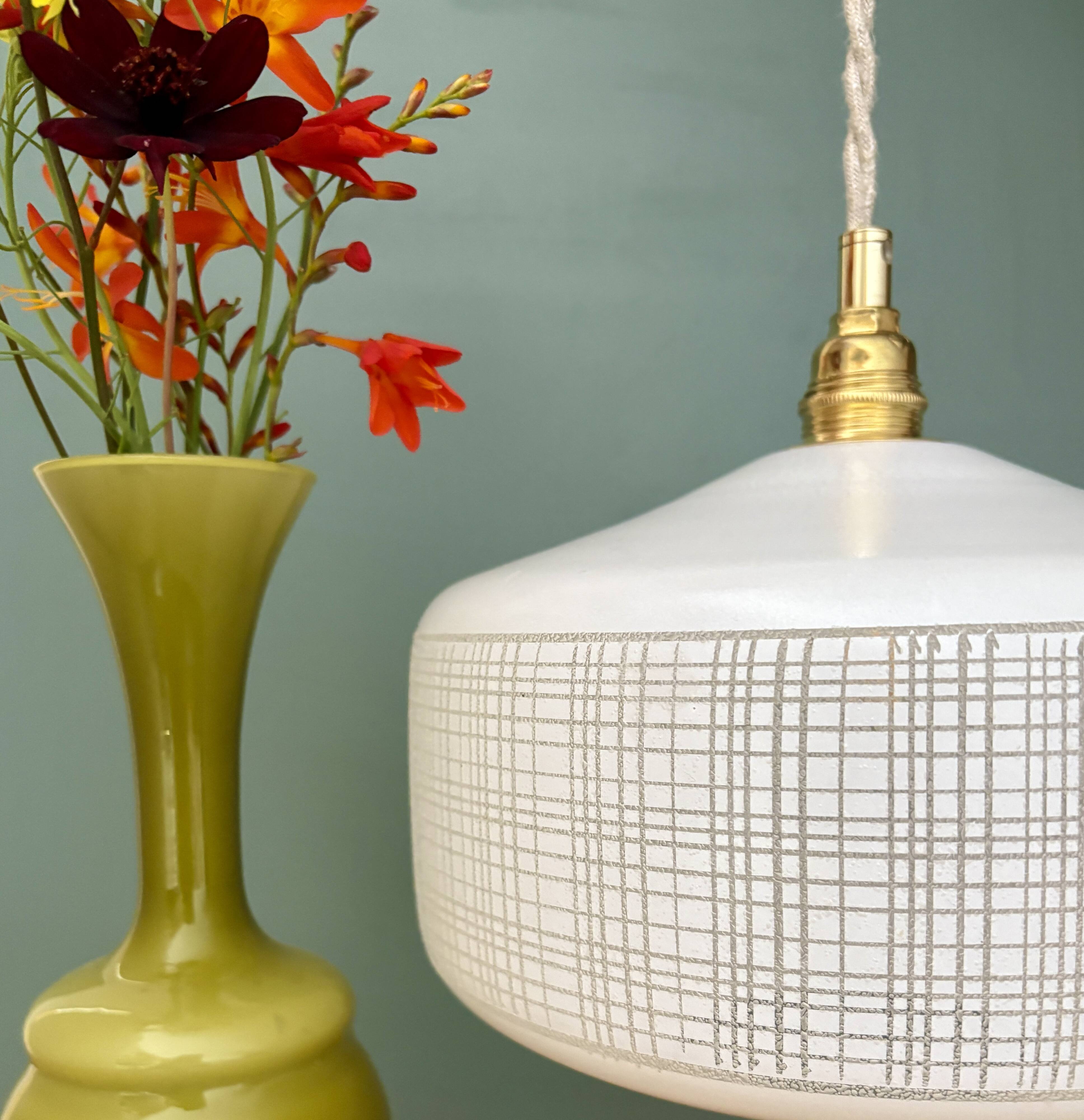 Suspension globe vintage en opaline blanche