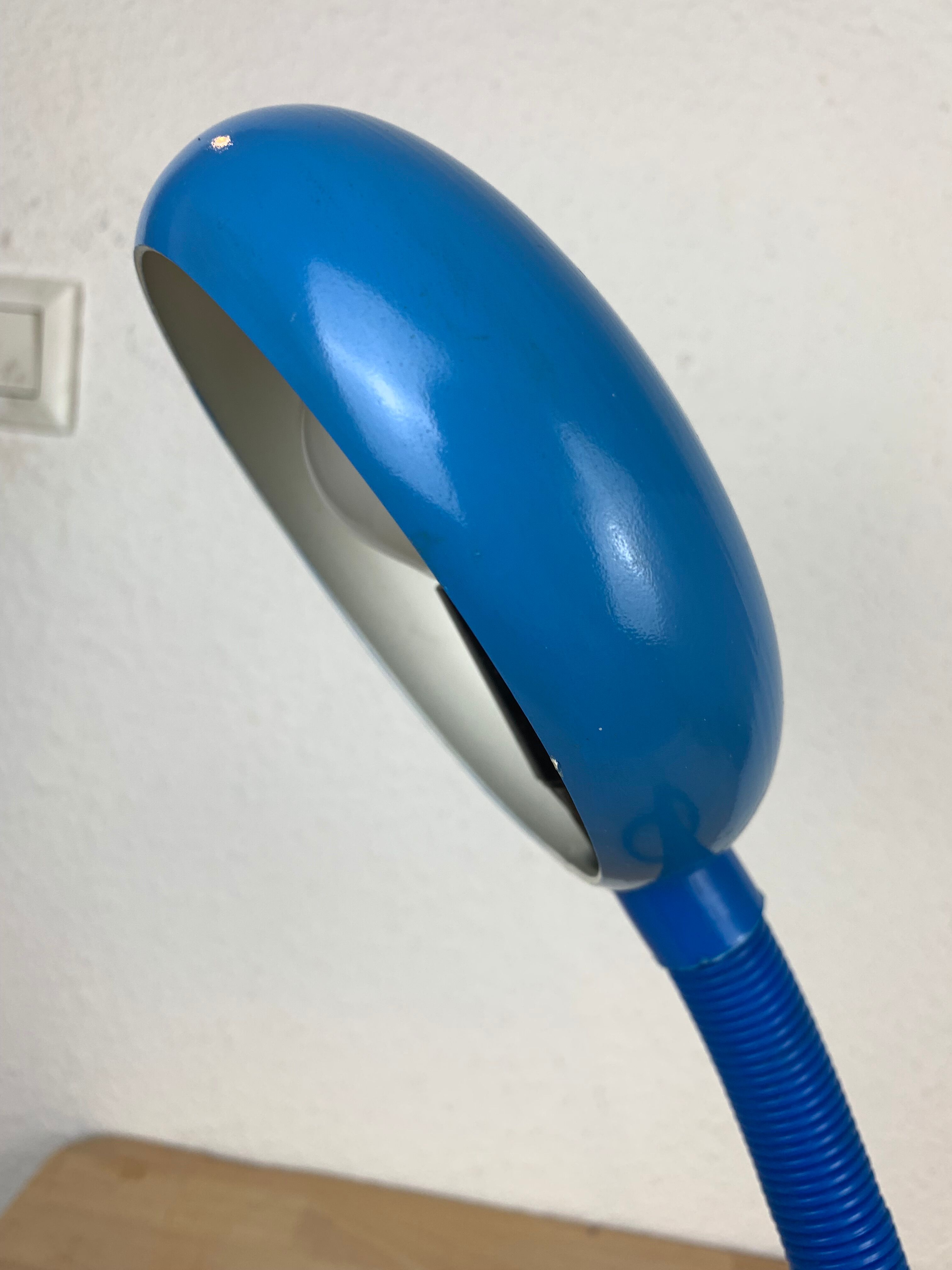 Flexible snake lamp blue 80s memphis