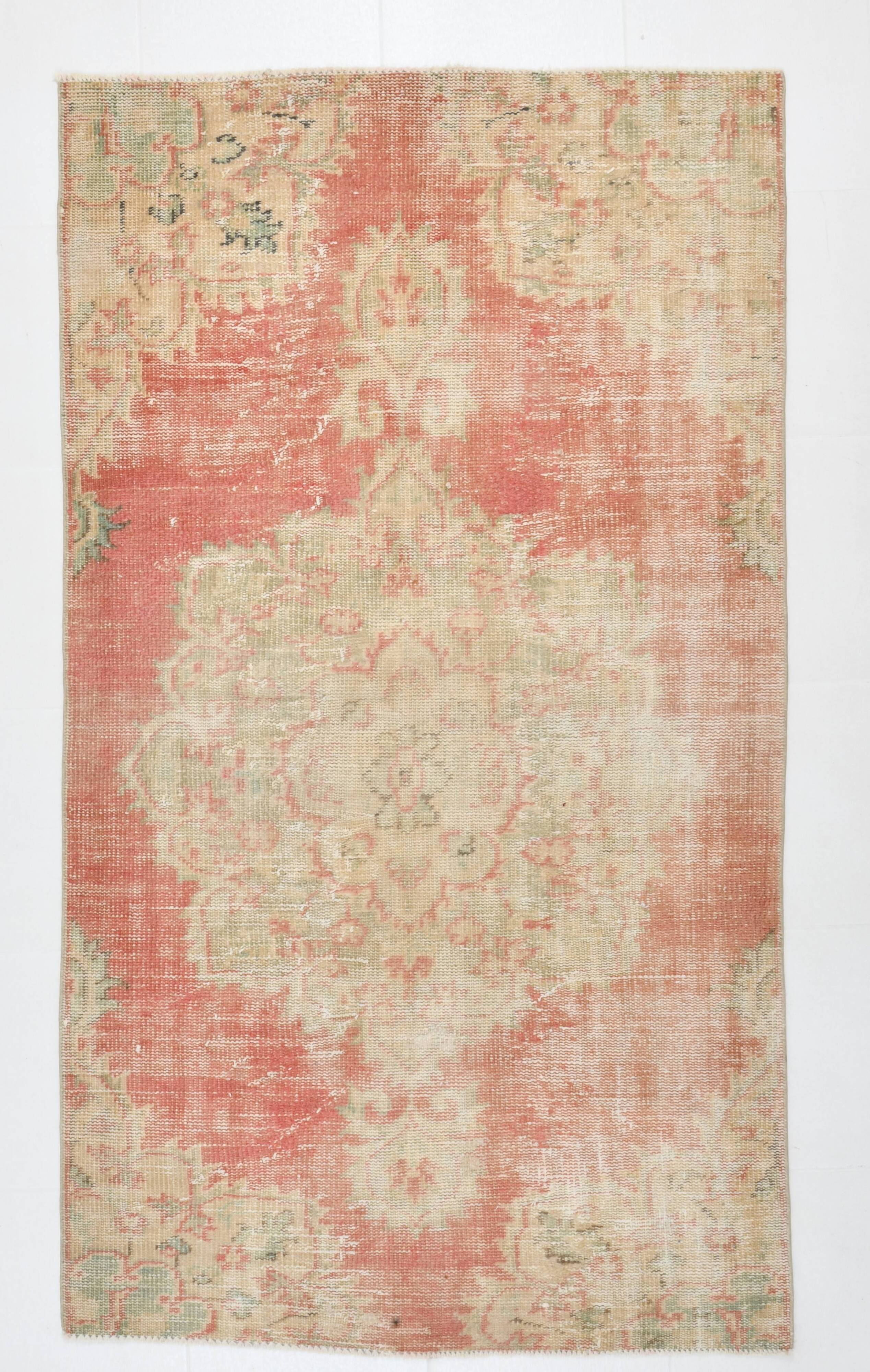 Tapis vintage fait main corail et beige, motifs floraux patinés orientaux