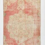 Tapis vintage fait main corail et beige, motifs floraux patinés orientaux