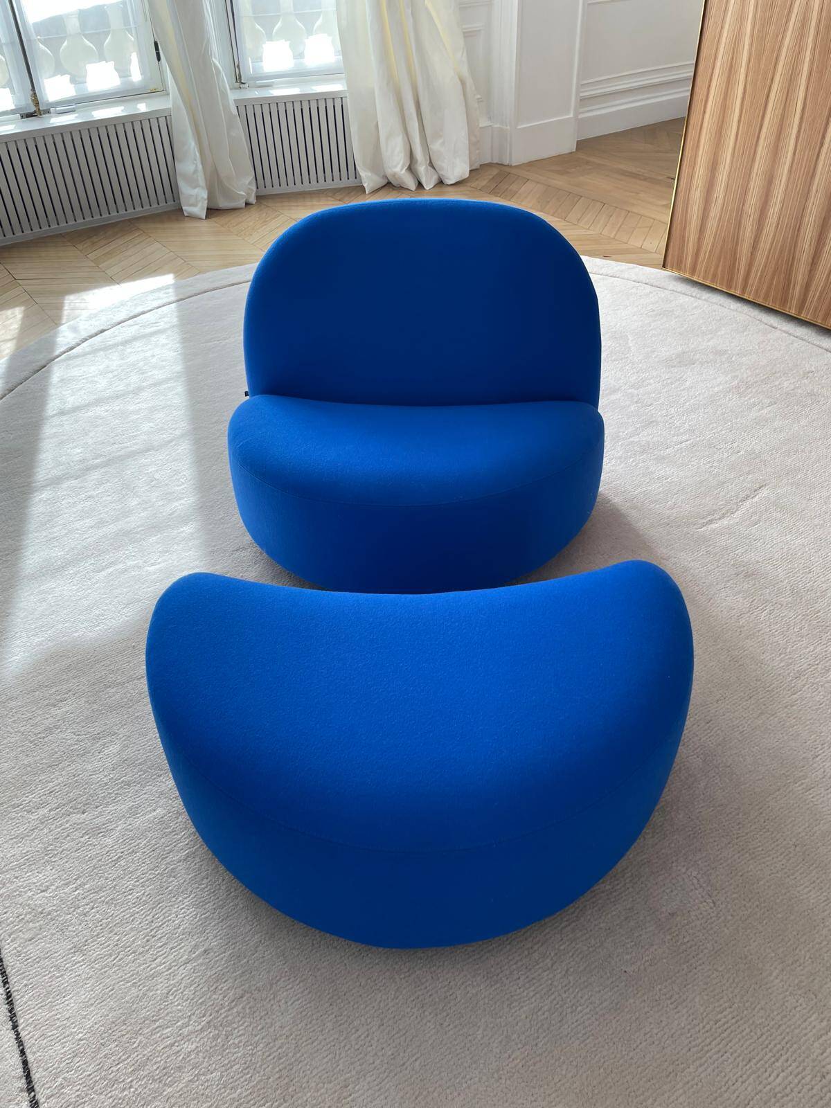 Elysée fauteuil et son pouf Tissu Divina 756 - Ligne Roset