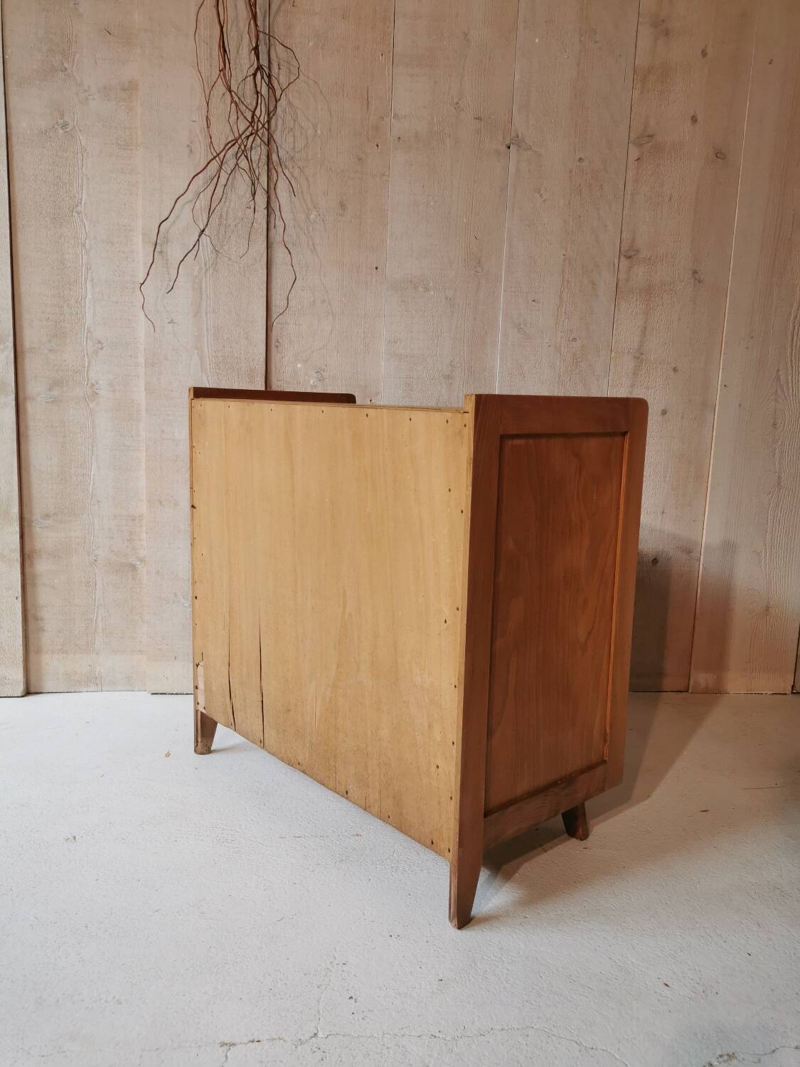Commode pieds compas