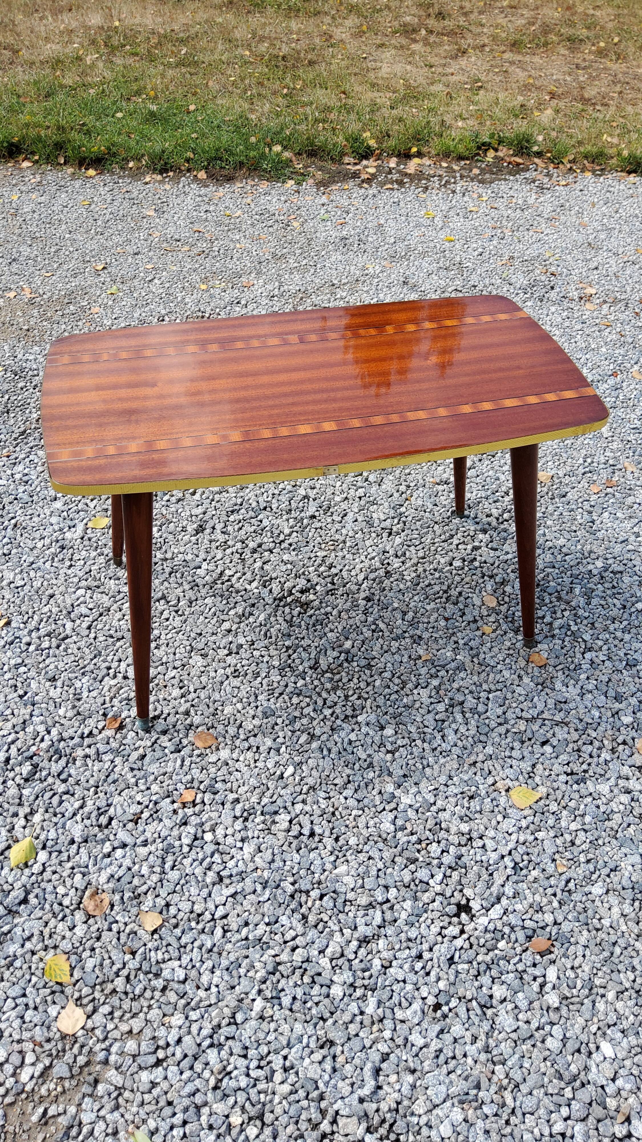 Table basse des années 60 en acajou doré pieds compas