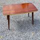 Table basse des années 60 en acajou doré pieds compas