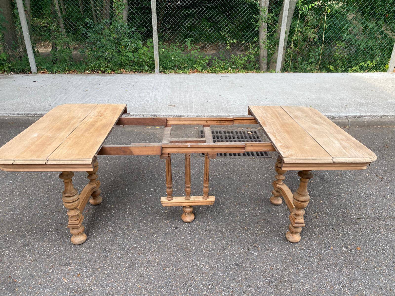 Table à manger Henri II en chêne massif décapée du XIXème