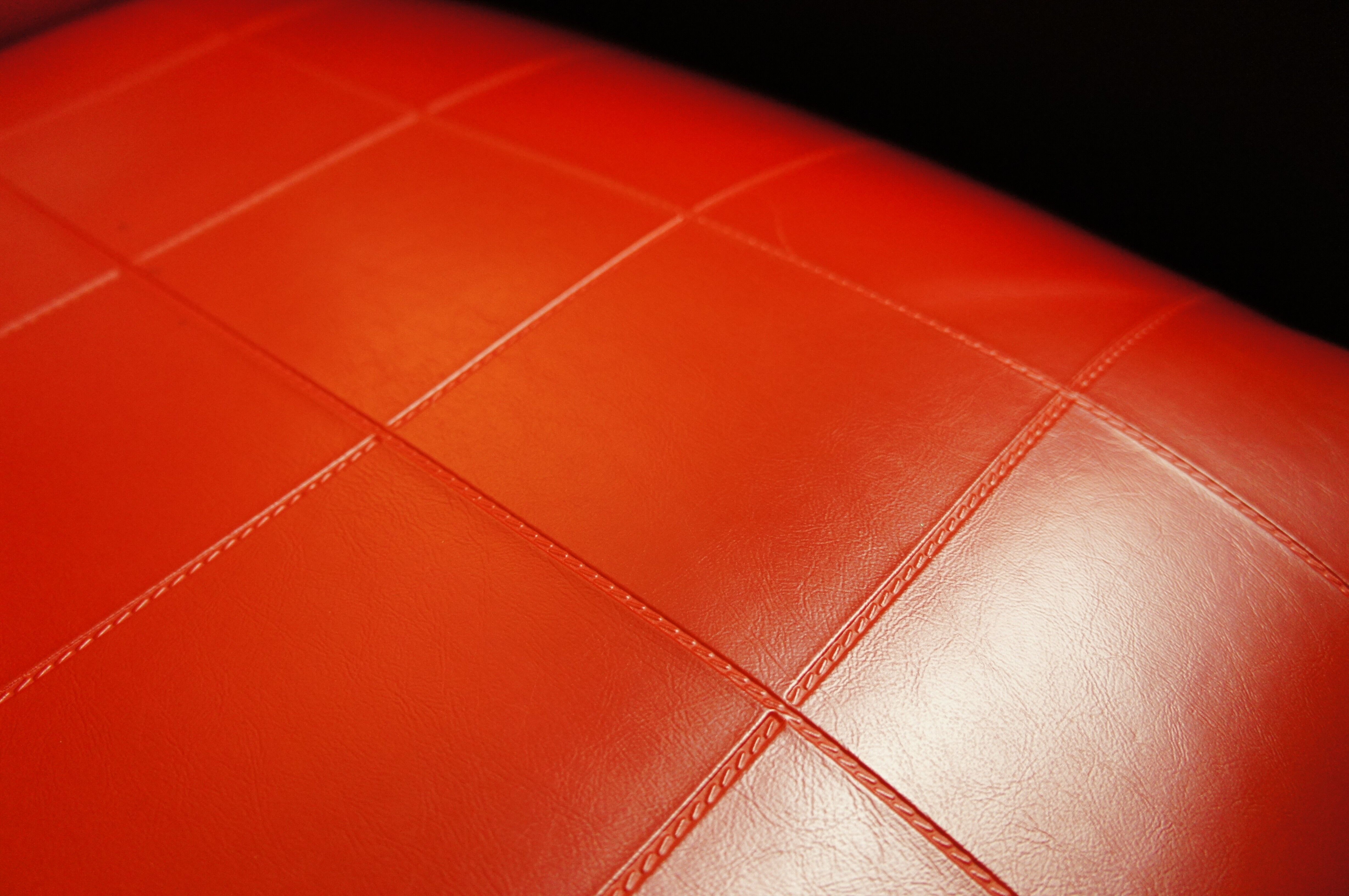 Fauteuil skaï pieds rotule laiton