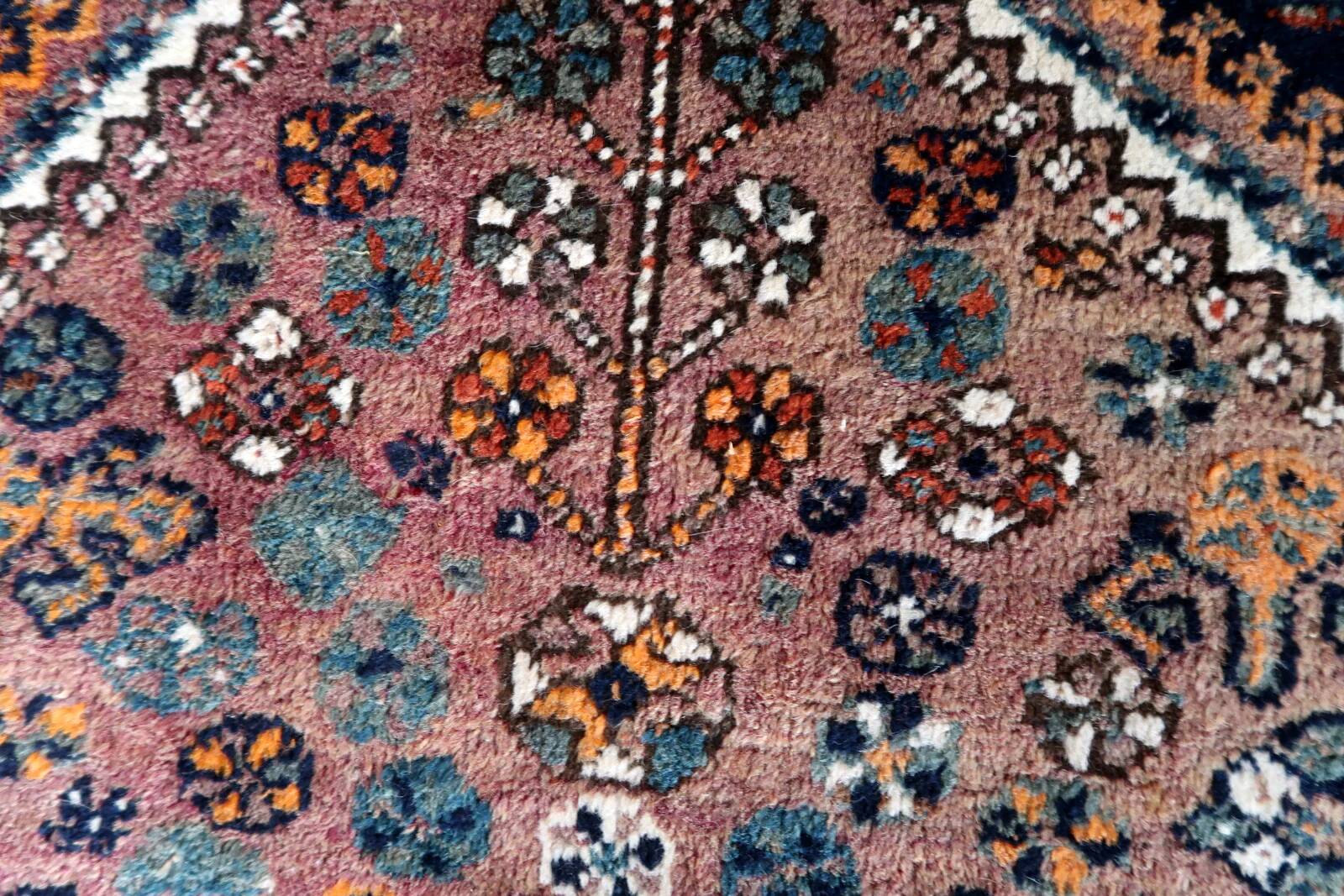 Handmade vintage Persian Shiraz rug 149cm x 208cm, 1940s