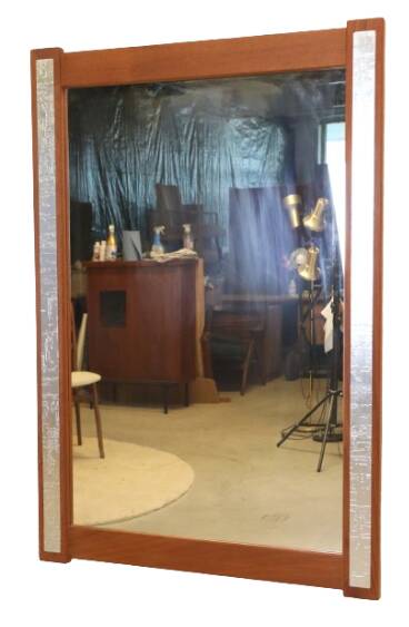 Teak spiegel met zilverkleurige accenten