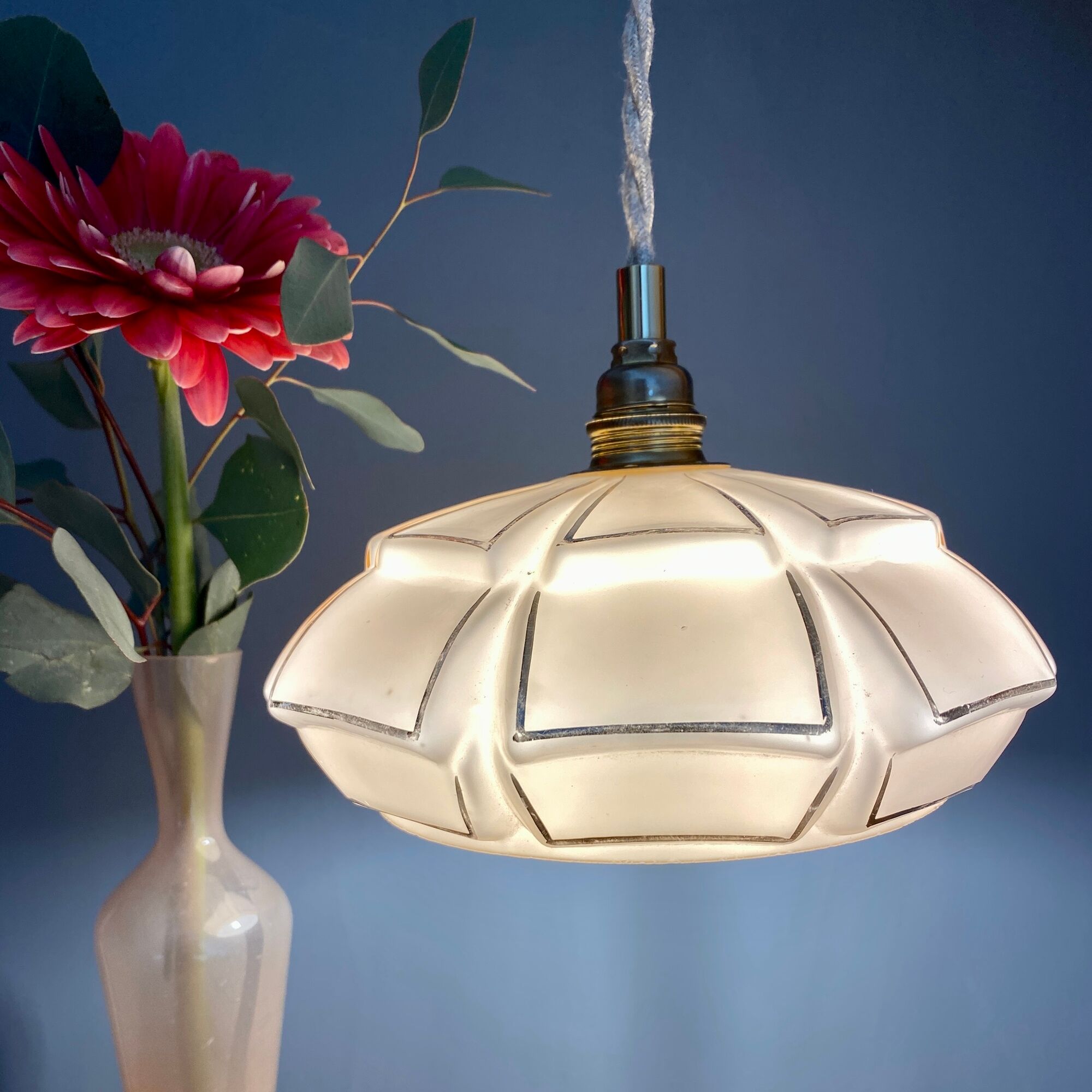 Suspension abat-jour vintage art déco en opaline rose