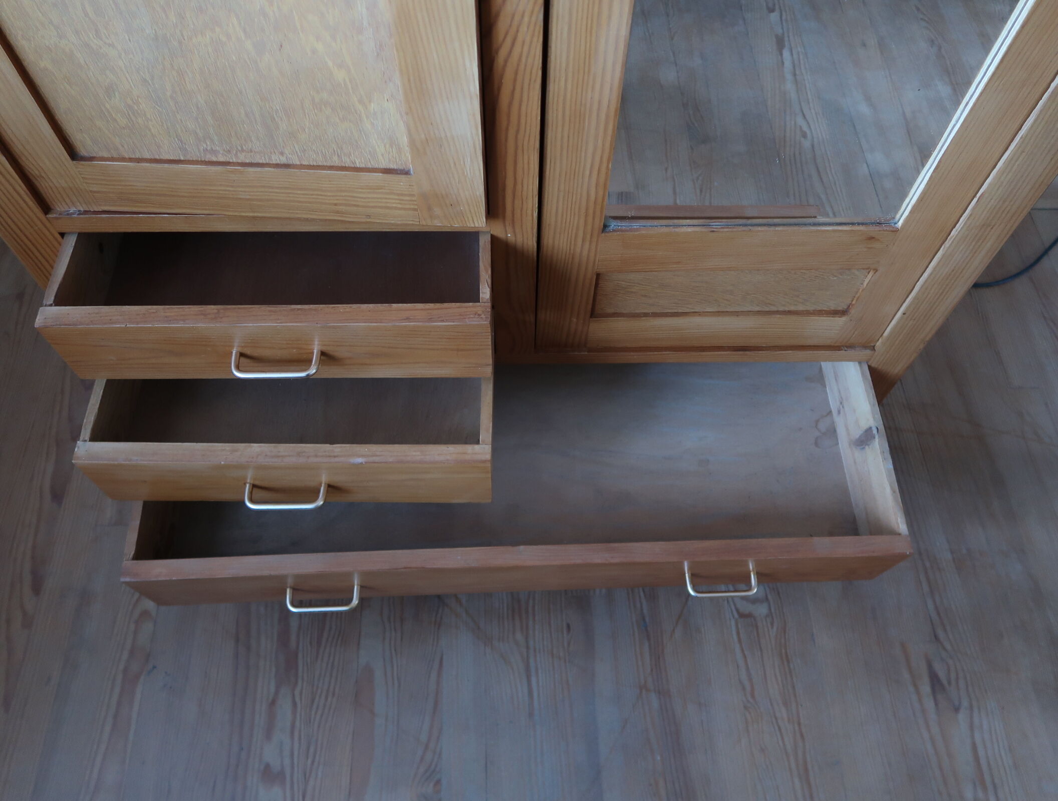 Armoire pieds compas