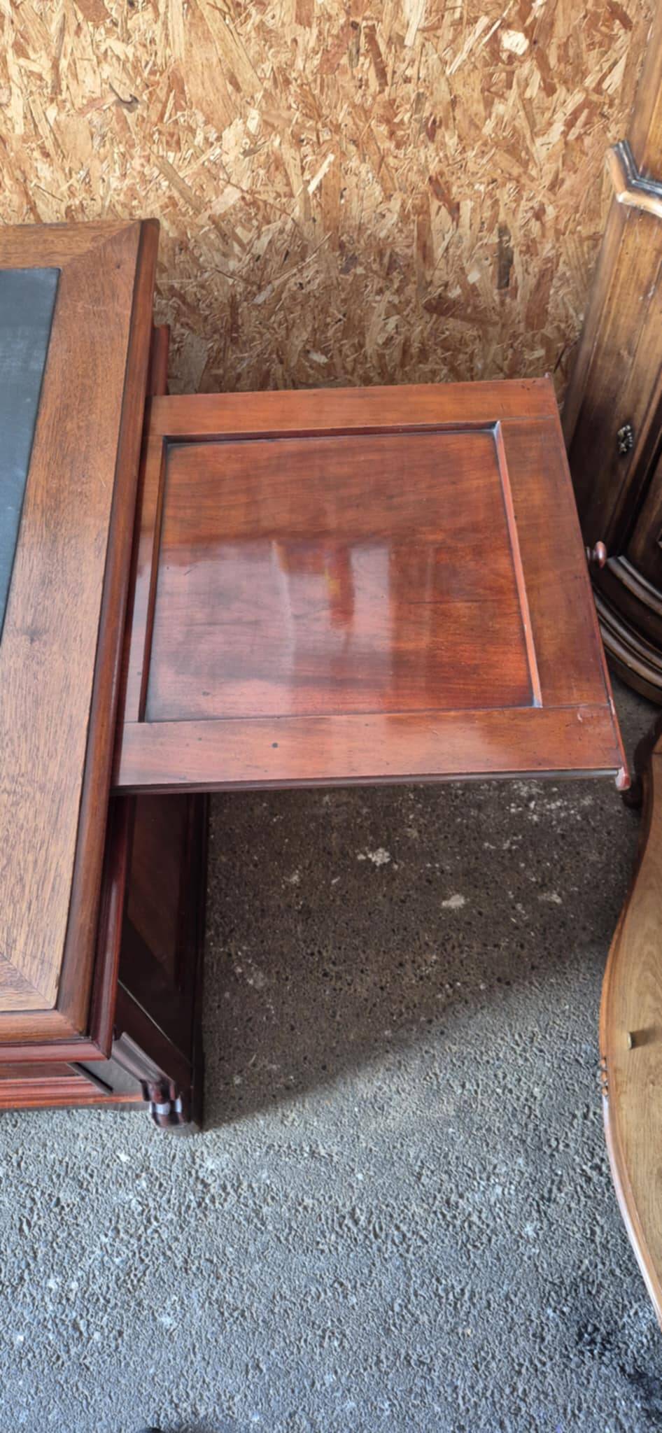 Minister's Pedestal Office