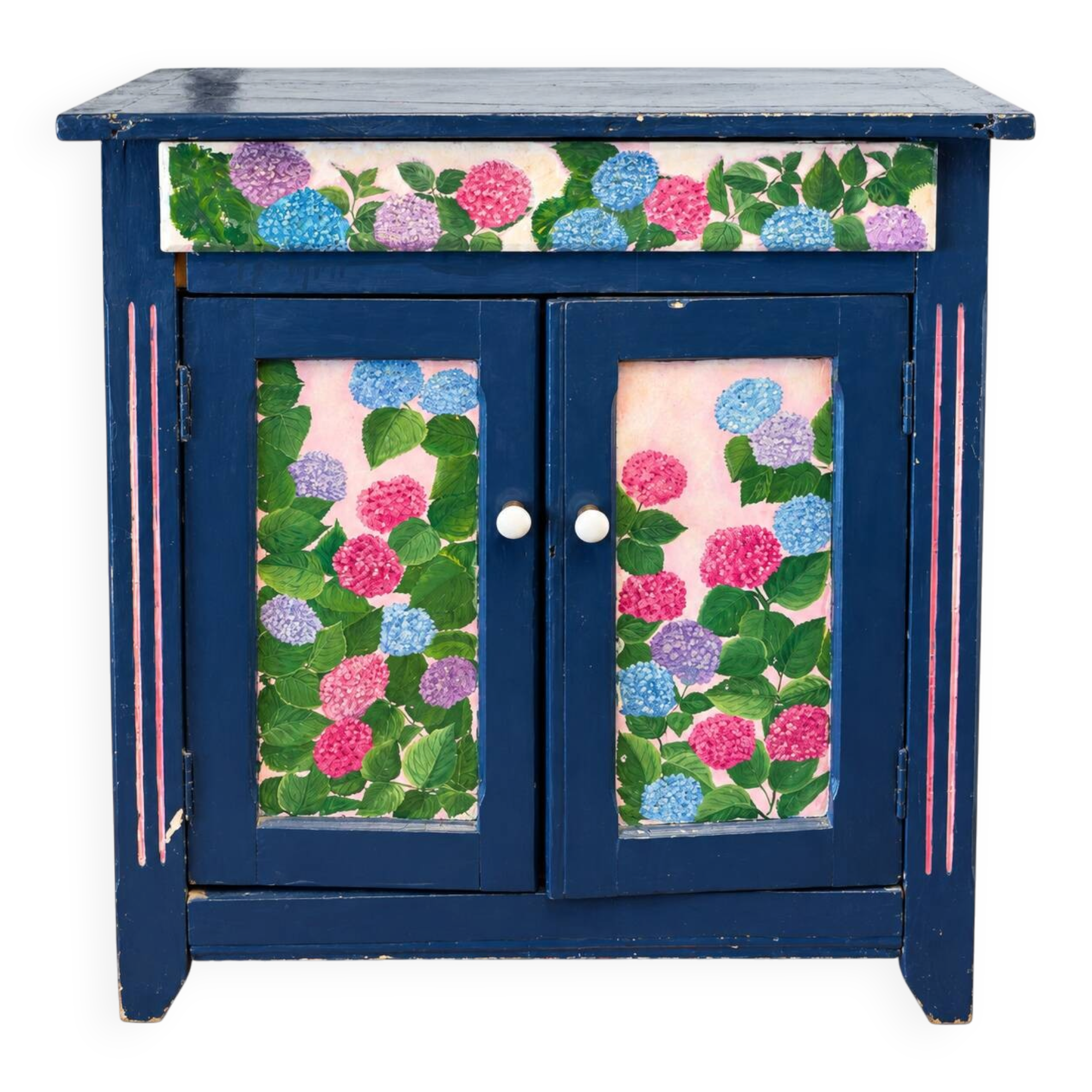 Petit buffet parisien peint bleu à décor d’hortensias