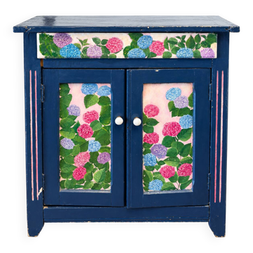 Petit buffet parisien peint bleu à décor d’hortensias