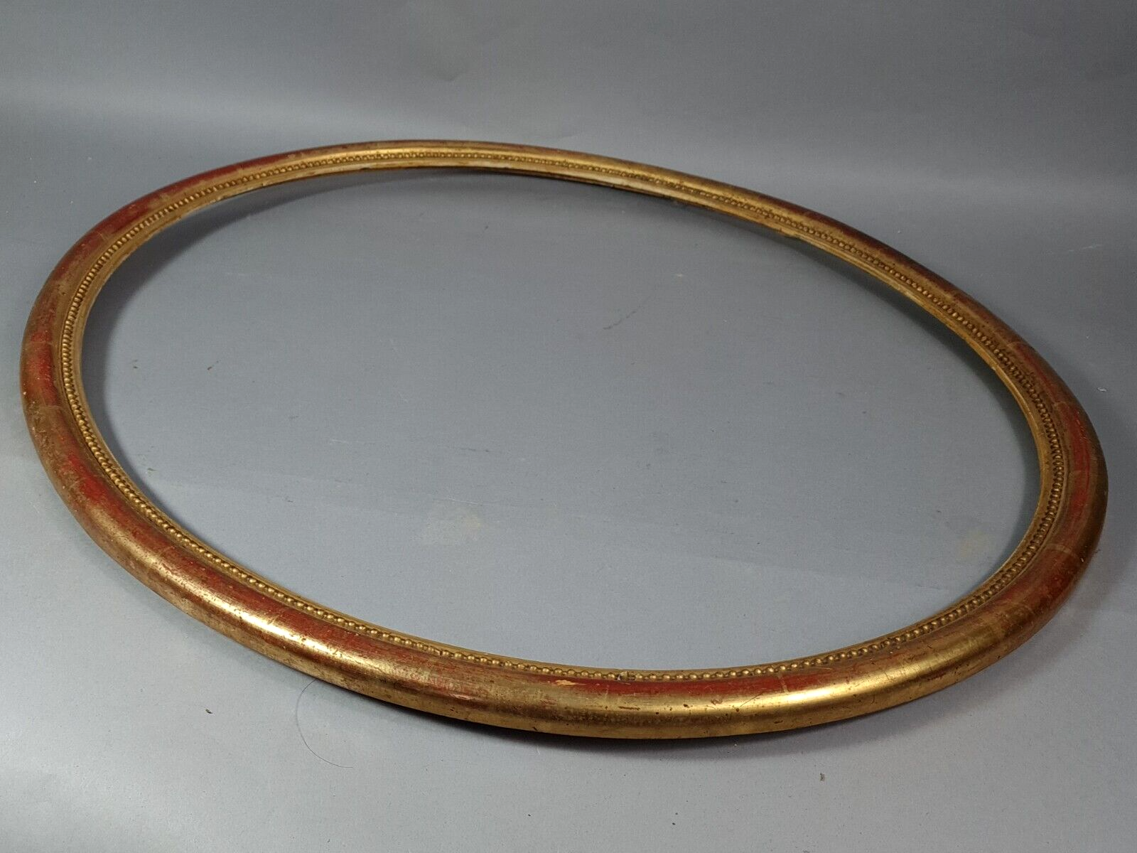 Oval beaded frame nineteenth century wood gilded stucco 69,7x59 foliage 64x54 cm SB