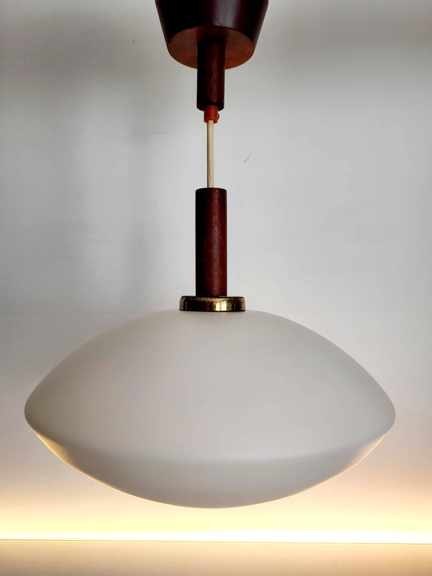 Lampe à suspension vintage en glaçure opaline, Scandinavische stijl, teck, jaren 60