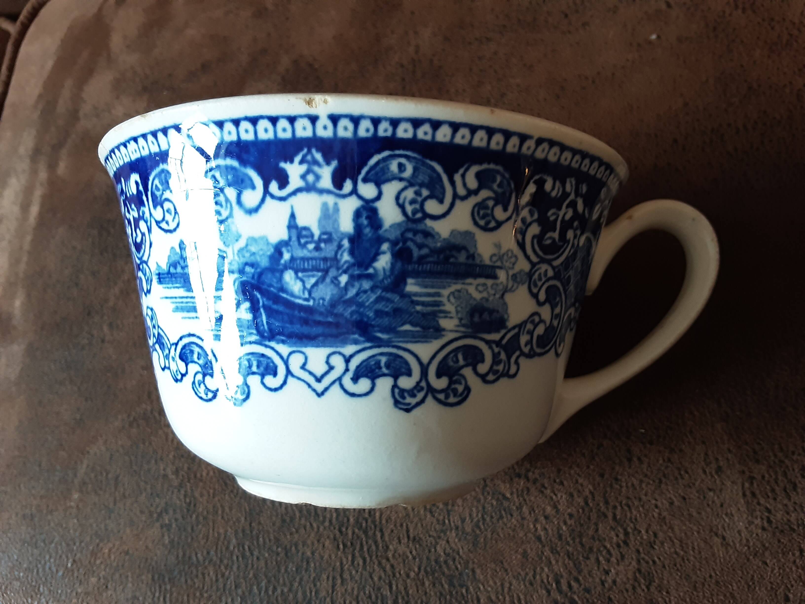 Set of 2 England cups and saucer