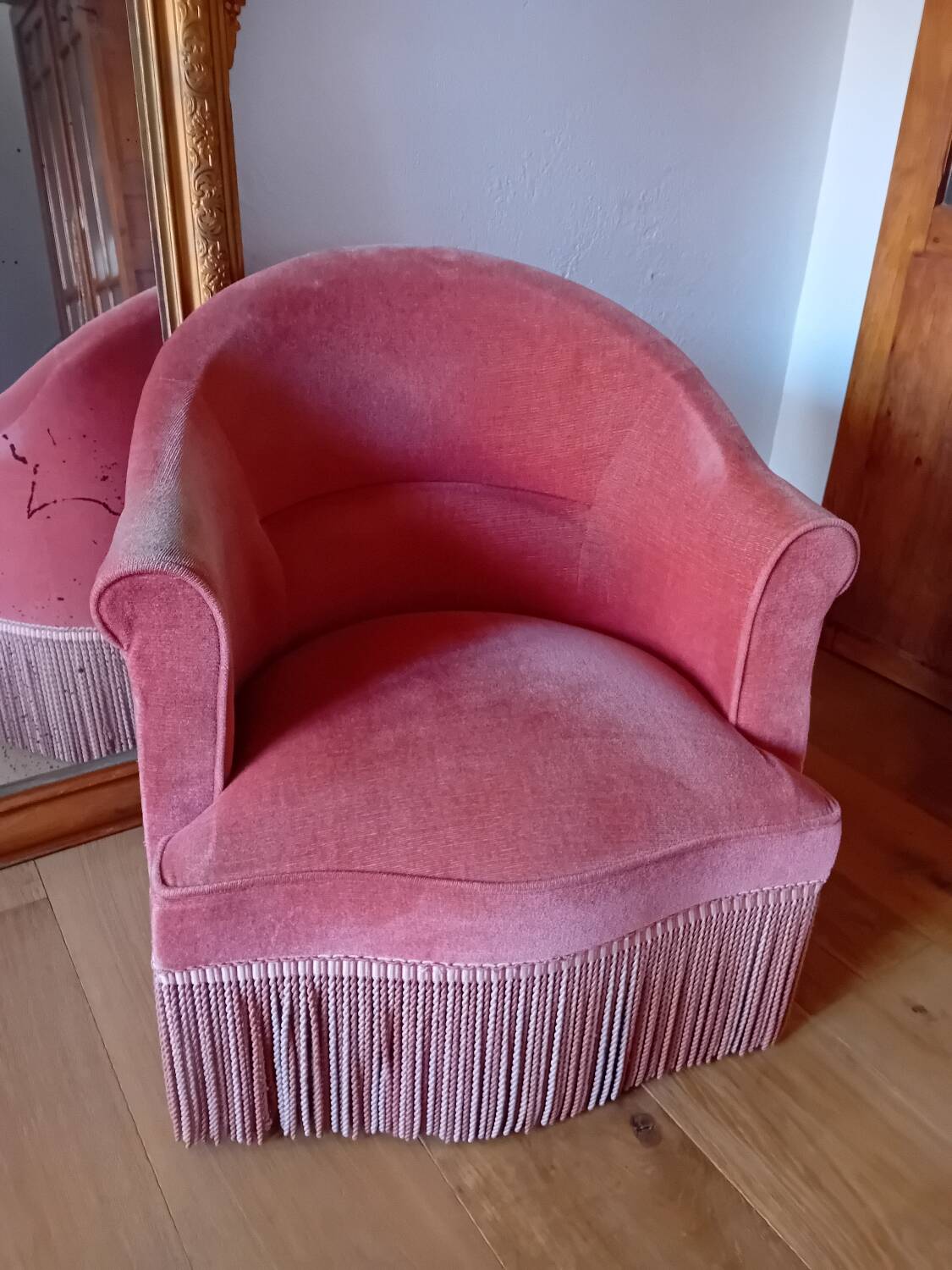 Pink velvet toad armchair