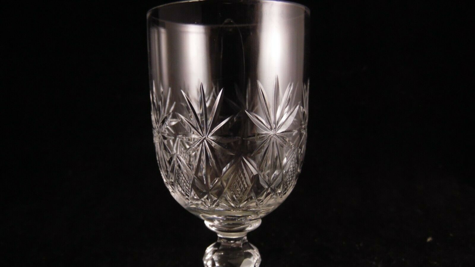 Service de 8 verres à vin en cristal de Saint Louis ou Baccarat