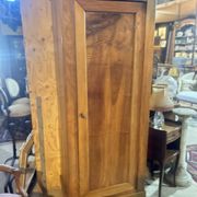 Homme debout, armoire 1 porte Louis Philippe