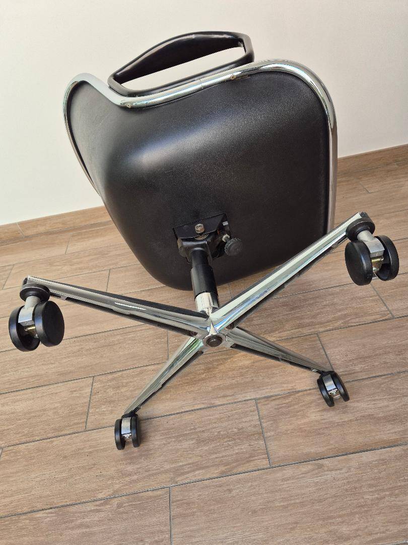 Executive chair with wheels by Pollock