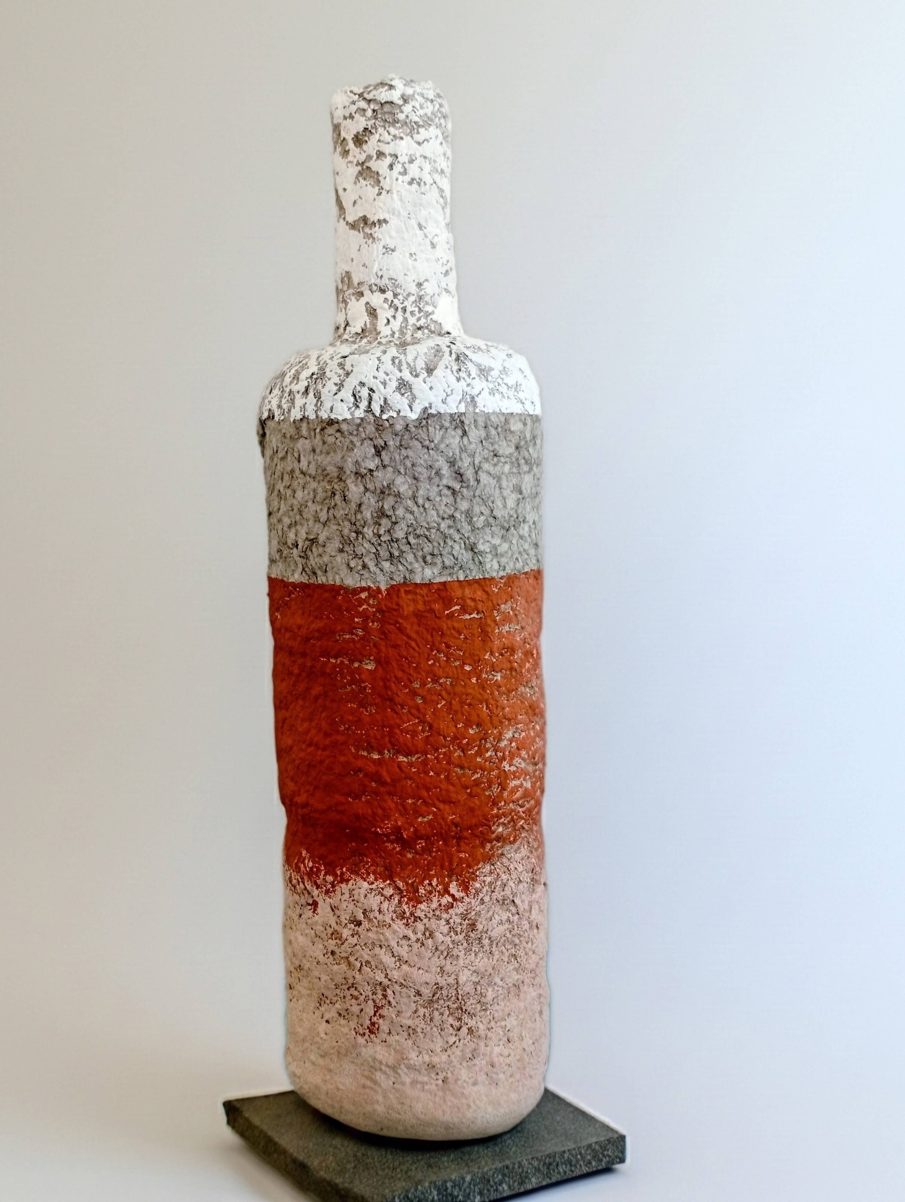 Sculptural vase with a mineral Boho spirit.