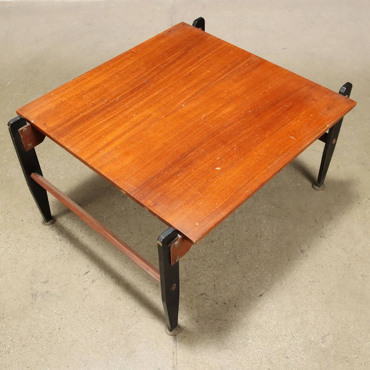 Vintage coffee table from the 1960s made of solid wood veneered with mahogany.