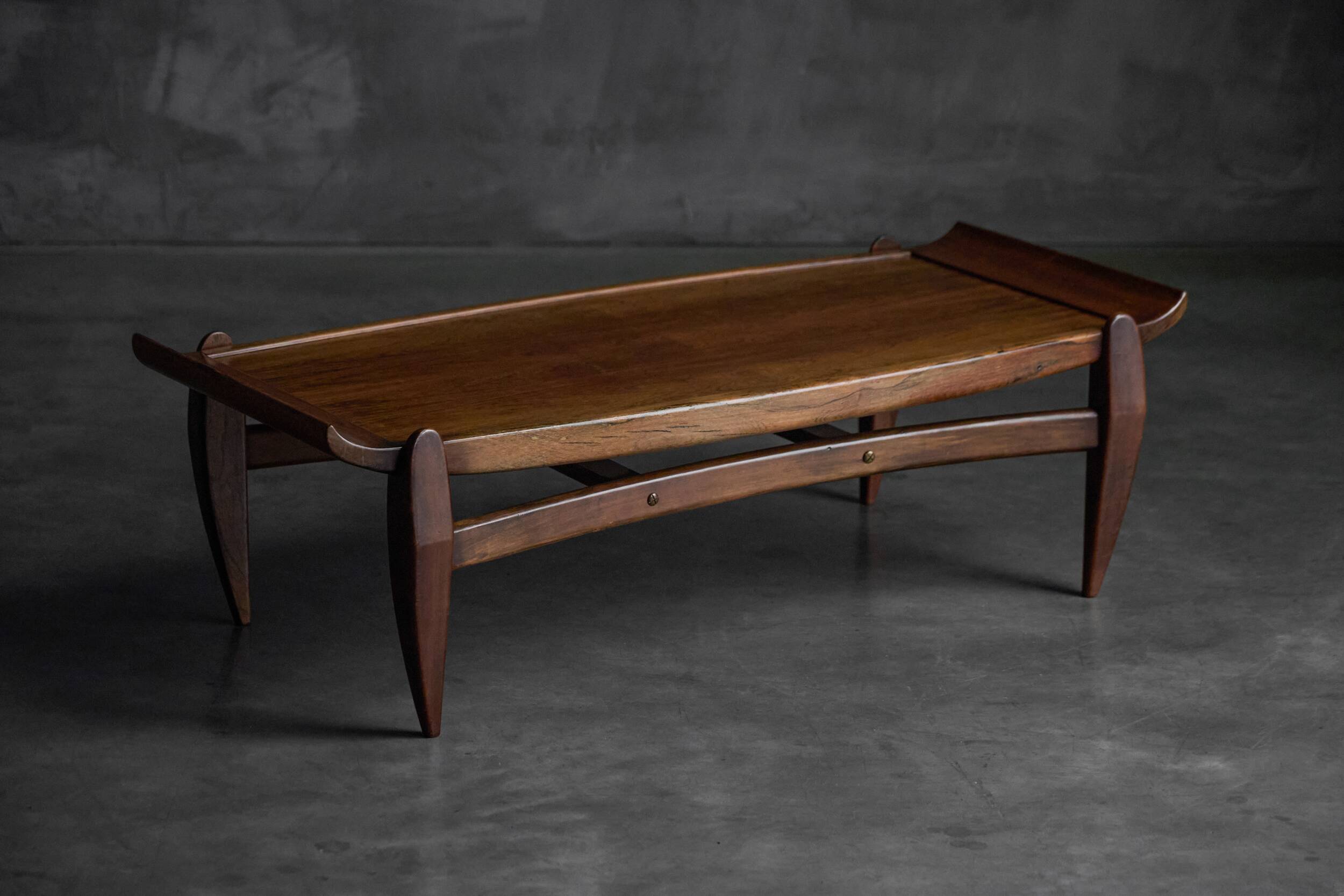 Table basse moderne brésilienne de Jean Gillon, Brésil, années 1960