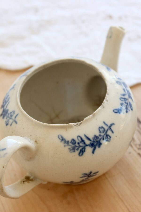 Théière ancienne Saint-Uze terre d'acier décor bleu cobalt fleuri